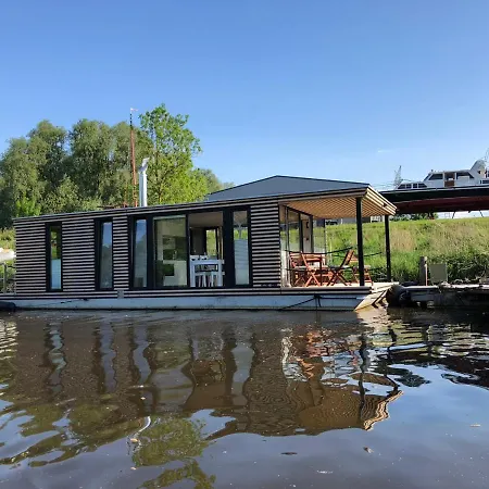 Hausboot Nordseekueste 보트호텔 *