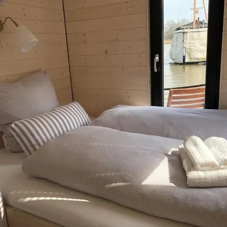 Hausboot Nordseekueste 보트호텔 *