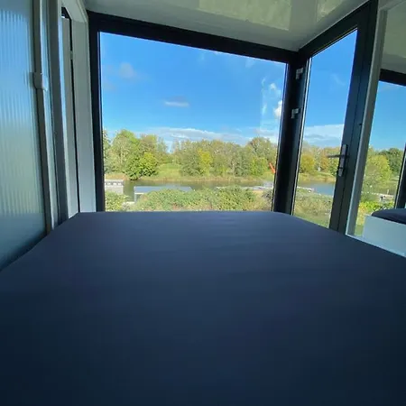 Hausboot Nordseekueste 보트호텔 *