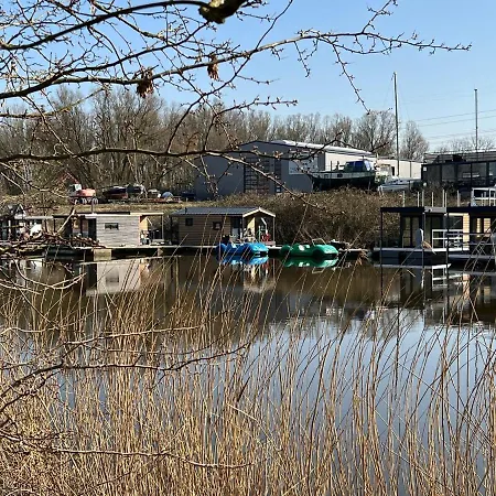 Hausboot Nordseekueste Hotel na wodzie