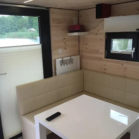 Hausboot Nordseekueste 보트호텔