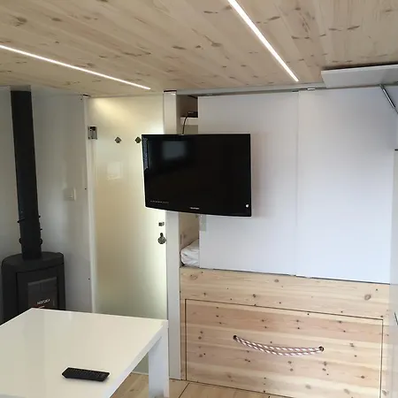 Hausboot Nordseekueste 보트호텔 *