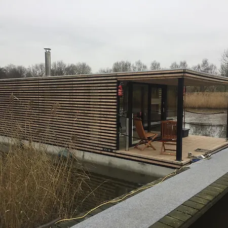 Hausboot Nordseekueste Hotel na wodzie