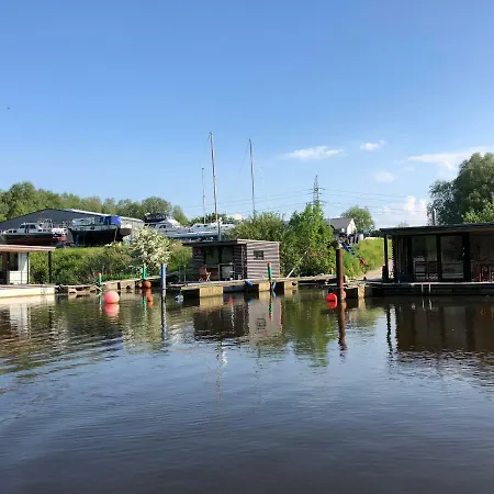Hausboot Nordseekueste 보트호텔