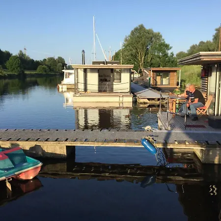 Hausboot Nordseekueste 보트호텔 *