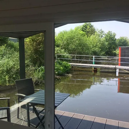 Hausboot Nordseekueste بوتيل فيلهلمسهافن