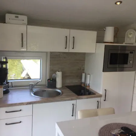 Hausboot Nordseekueste 보트호텔 *