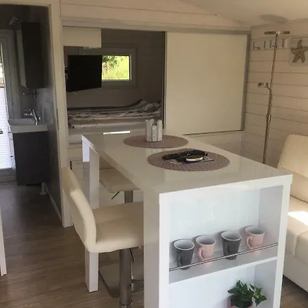 Hausboot Nordseekueste 보트호텔 *