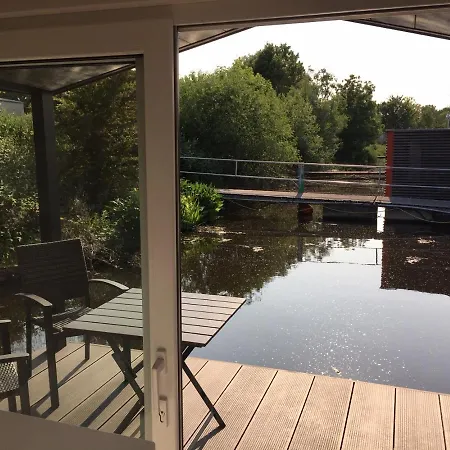 Hausboot Nordseekueste 보트호텔 *